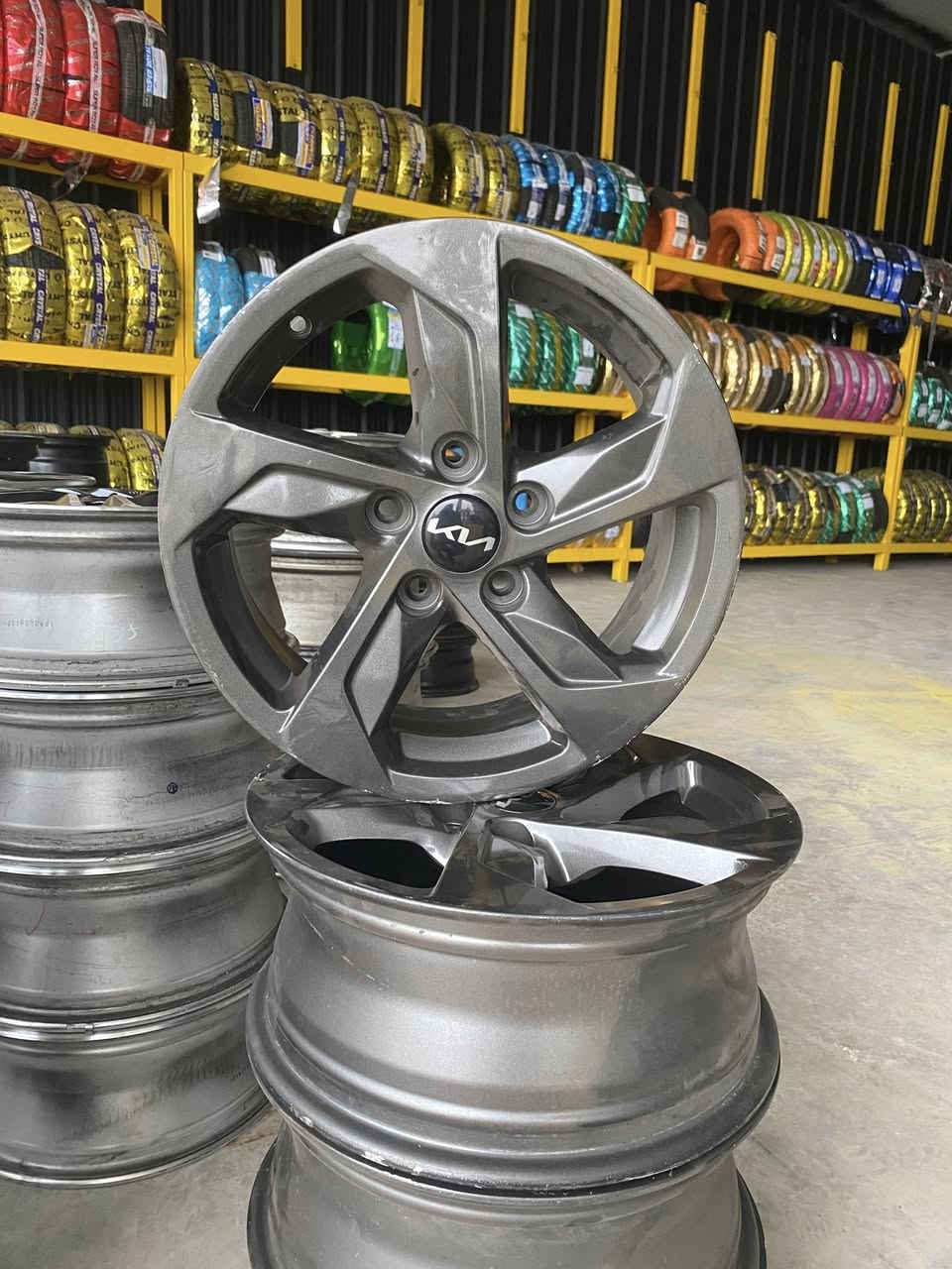 السلام عليكم 
تم وصول وجبه اطارات باله ياباني 
انتاج حديث كافه القياسات 
عنوان مدخل الشباب 
مقابيل حسينه حواس 
الرقم ***********
