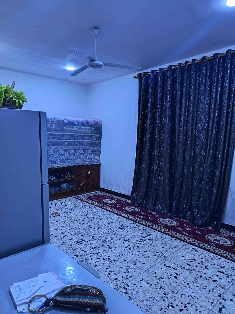 السلام عليكم اليوم عدنا عرض جديد دار حديثه البناء للبيع السعر ٧٥مليون قابل للتفاوض بعد المعاينه مساحة الدار ١٤٠م الواجهه ٦٥٠٠م والنزال ٢١وربع يحتوي على ثلاث غرف نوم واحده بالطابق الاول و٢بالطابق الثاني واحده منهن نظام سويت وسطحين ودرج للطابق الثالث خارجي ويحتوي على استقبال وصاله وحمام تواليت داخلي مع مطبخ حار ومطبخ بارد وكراج وحمام تواليت خارجي الدار كامله مع ماء اساله يومي وكهرباء وطنيه وسحب ونت سند ٢٥اقرار محكمه مع مكاتبه من البائع الحائز والاقرار من صاحب السند الاصلي العنوان بغداد جسر ديالى الجديد الكرغوليه خلف جامع الإمام علي عليه السلام شارع مدرسة المسار اول فرع على اليمين 👉تفاصيل اكثر الاتصال على الرقم ***********بيه واتس
