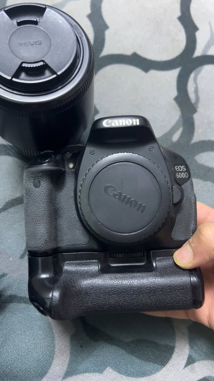 سلام عليكم كانون دي ٦٠٠ نضيفة ستخدام شخصي وياها جنطة جتف اصلية وشاحنة وبطاريتين وستاند ورامين وكرب وشاحنة ب ٣٥٠ مكاني بغداد ***********
