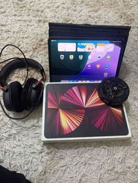 ايباد برو m1 حجم ١١ ذاكره ١٢٨ جهاز كلش نضيف خالي من أي عيوب مع سماعات ...