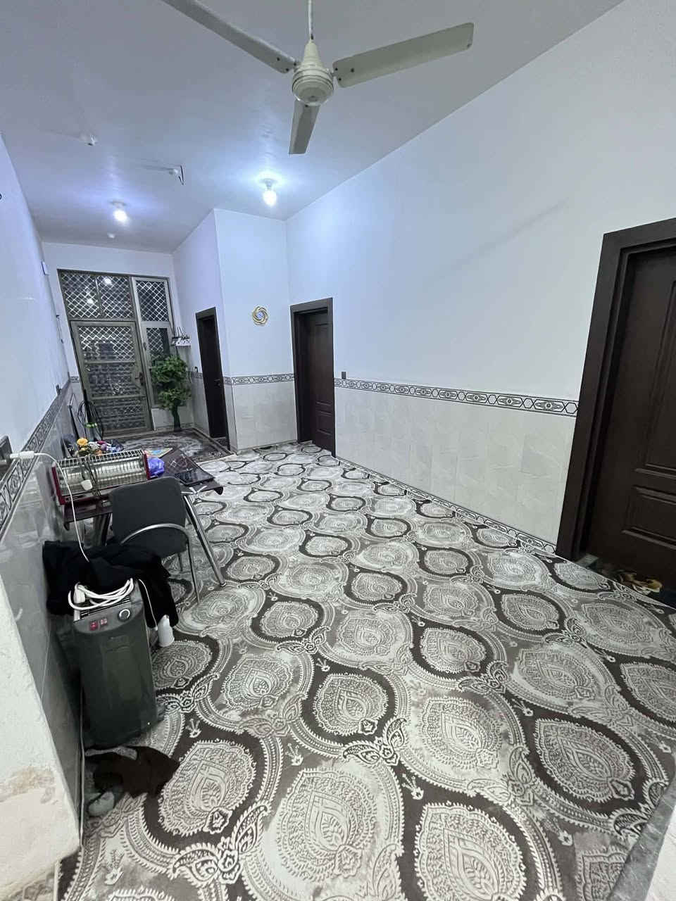 السلام عليكم أرض زراعيه للبيع مساحة القطعه ١١٠٠ مسيجه مشيد عليه دار حديث بناء ٢٠٢٤ البيت متعوب عليه بناء رفت وطابوق كونكريت مسلح مساحة البناء ٢٠٠ يحتوي على 
استقبال وصاله 
٣ غرف نوم مسلك واسع
مطبخ ومخزن
صحيات داخليه وخارجيه 
سند ٢٥ العنوان  بداية ابو عصافير  قرب قطع موسى  
قريب عالتبليط يبعد عن شارع العام ٧٥ متر 
منطقه كلش حلوه وهادئه كل خدمات بيه 
*********** تواصل عالرقم بي واتس
