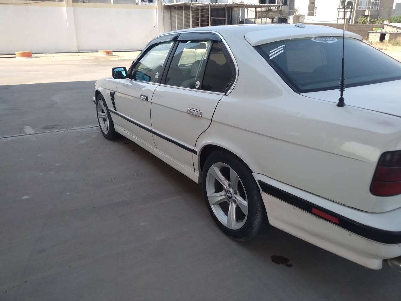 بيم موديل 1990 كير عادي حجم520 مكينه
كبس رقم سنويه جديد غرامه 90 الف السياره 
جاهزه قطعه وحده صبغ سعر 53 شويه مجال 
رقم صاحب السياره 
***********
***********
