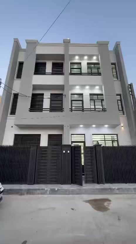 سلام عليكم 50 متر للبيع كامله ثلاث طوابق 3 غراف نوم 2 حمامات بيت كامل فرع أسواق الشورجه ***********
