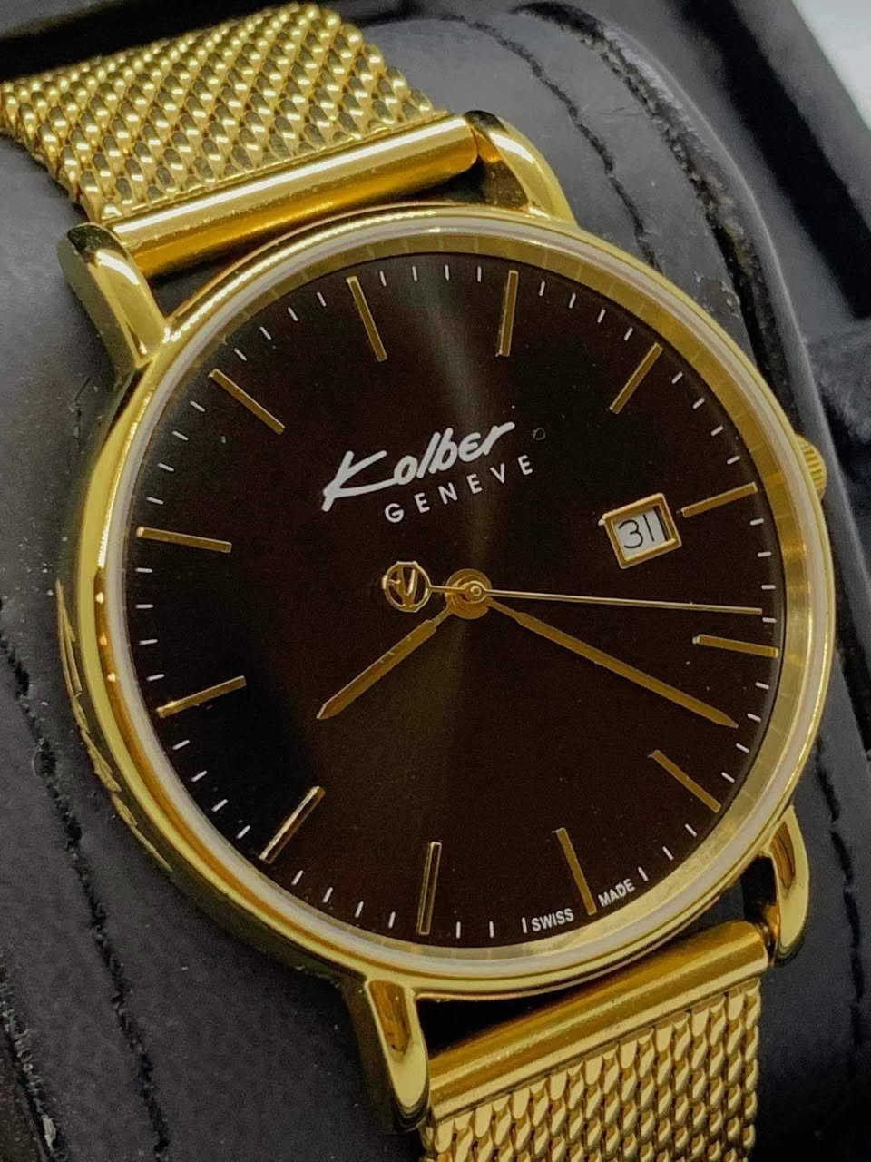 السلام عليكم.......
ساعة KOLBER سويسري أصلي بطارية 
مكينة روندا ١حجر 
نافذة للعرض التاريخ 
القطر ٣٦
مقاوم للماء ٣٠م 
سير حديد ستانلس ستيل طلاء لون ذهبي معلم 
جديد غير مستعمل مع العلبة الاصلية وبطاقة الضمان الخاص بي 
السعر ١٠٠$
يوجد توصيل ***********
