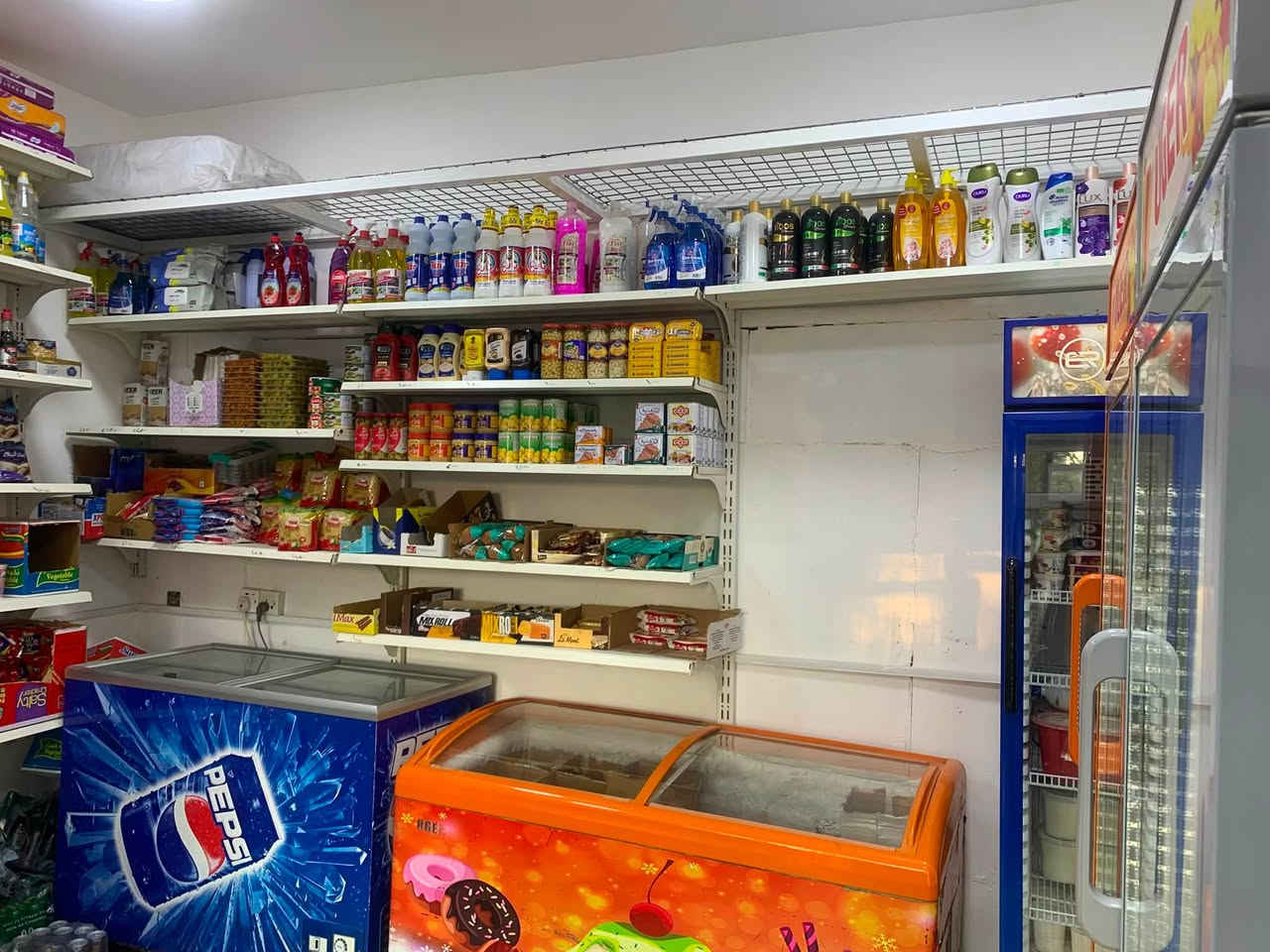 اسواق للبيع عنوانه بغداد الغزالية شارع الضغط
***********

