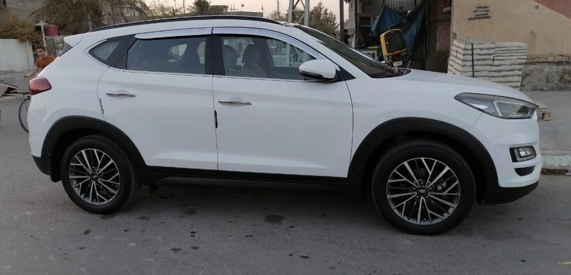 السلام عليكم للبيع توسان ٢٠١٩ خليجي فول مواصفات رقم بغداد بسمي شخصيا مبدل باب وره سائق فقط مال وكاله الاصلي بدون اي دواخل او تكمه او شاصي فقط باب وكم رصعه صغيره متبين بالصوره سعر ١٩٢ وبيهه مجال البقيه مكفوله عام من اي شي رقم تلفون 
*********** مكان سياره بغداد جسر ديالى منطقه تقاطع نهروان ماشيه ٩٥ الف
