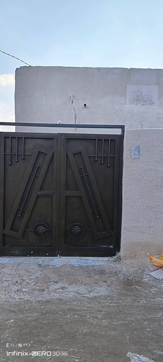 بسم الله الرحمن الرحيم 
دار  البيع  
السعر 32 مليون وبي مجال 
للبيع: منزل  في [ كربلاء / في منطقه سيد اسماعيل حي الرباب ] 
عمود 158
يبعد عن الشارع العام دقيقه واحده 
عقد 35.
 معه  معامله تحويل طابو صرف  اجرات كامله
مميزاته:
- المساحة: [100].
- عدد الغرف: [غرفه] غرفه نوم واسعة.
- صاله+ استقبال منفصل 
صحيات خارجيه 
لاستفسار مراسلتي خاص او وتساب 
***********
***********
