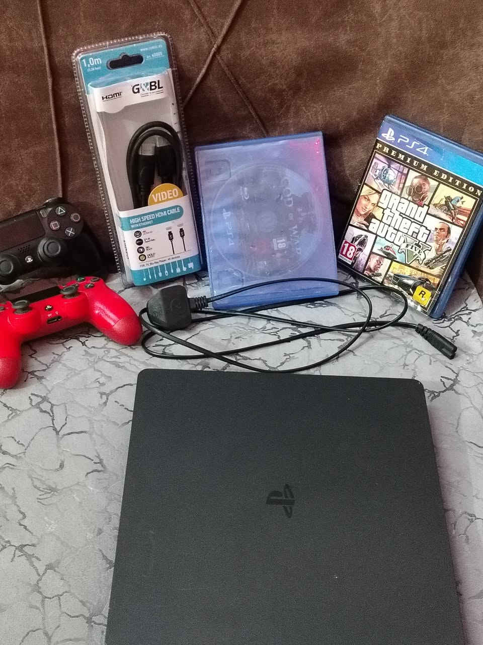 بلي فور 4 للبيع الجهاز كلش نضيف يجي ويا لعبتين گود اوف فور وا GTAV او يجي ويا يدتين وا كيبل HD جديد وال كارتونةوال شاحنة مال يدات السعر 300او بي مجال التواصل على الرقم ***********
