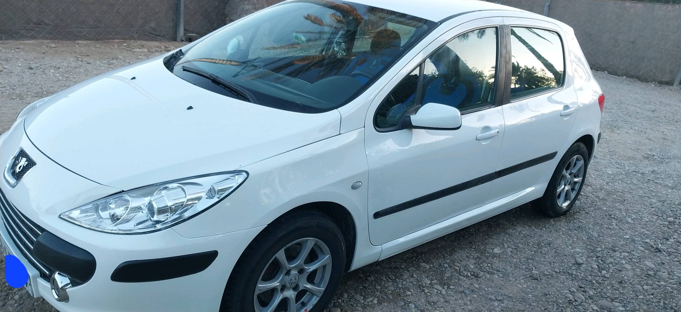 بيجو ٣٠٧ موديل ٢٠٠٦ رقم بابل بأسمي تحويلها بغداد رقم دولي جديد هزه جديدة شادلها كير ومكينة مال حاوية اخو الجديد صدر امامي وخلفي جديد نقصها فقط التبريد 
مكاني بغداد السعر ٥٥ وبيها مجال لان مستعجل على البيع 