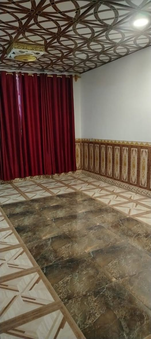 يوجد بيت للبيع
المساحة 300
غير طابو ولكن مسجل عند البلدية بسند اصولي
بيت ذو طابقين
يتكون من ثلاث غرف نوم
هول +  استقبال 
مطبخ حار وبارد
صحيات داخلية وخارجية
كراج كبير
عنوان البيت 
حديثة/  الحقلانية - منطقة البزون
السعر المطلوب 61 مليون وبي مجال رقم الاتصال ***********
