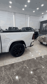 رام موديل 2025 
ماشيه ٢٠ كيلو متر وليس ميل
مرقم رقم حلو تكرار اربيل تحويل ثاني يوم
 تو ويل 
السيارة جديدة جداً
العنوان بغداد 
***********
السعر ٣٧٠ ورقه
