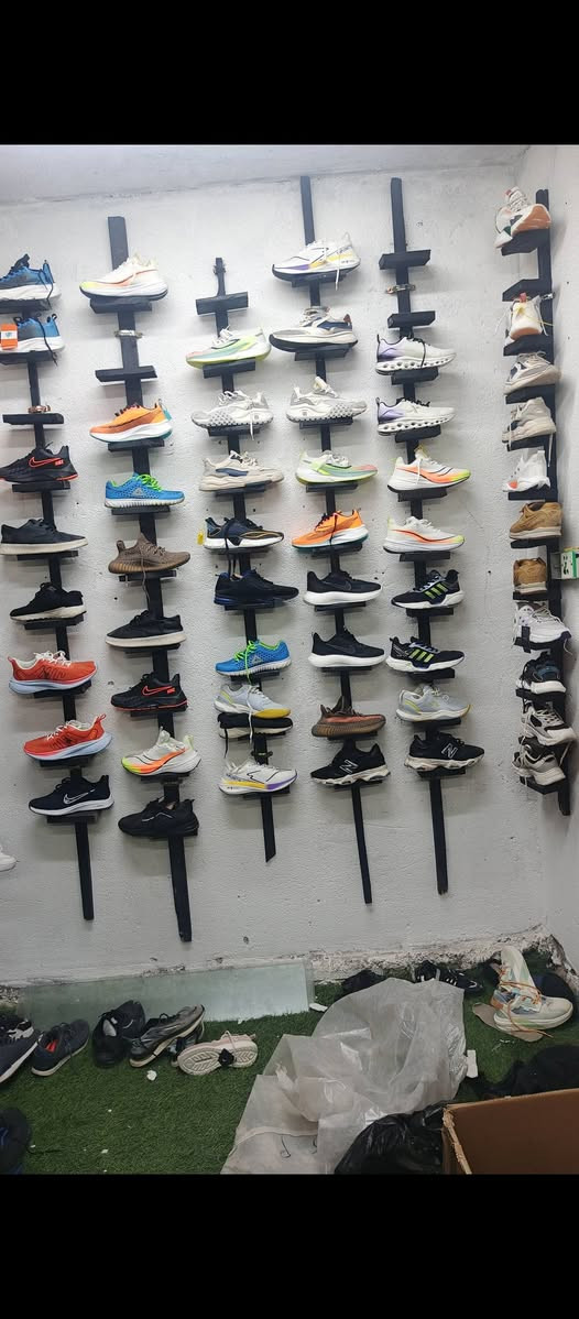 سلام عليكم عيني باله احذيه أوربي تران شوز رياضي وبي رسمي للبيع تقريبن 100 قطعه مكاني ناصرية سوق شيوخ 
***********
