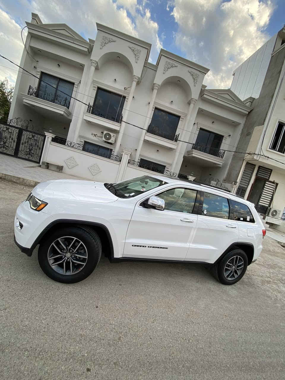 للبيع جيب موديل 2017فول وسعر مناسب وبل عافيه يكون من نصيبه لمتدداخل عسلي بونرامه جنطه كهرباء دمام كشنات غزن حار وبارد حساس خلفي رقم شمالي سياره بدون صبغ بس مكاني بي بارد زغاروسياره ستخدام شخصي سعر 235 وبي مجال بصيط مكاني كركوك ***********////////////***********
