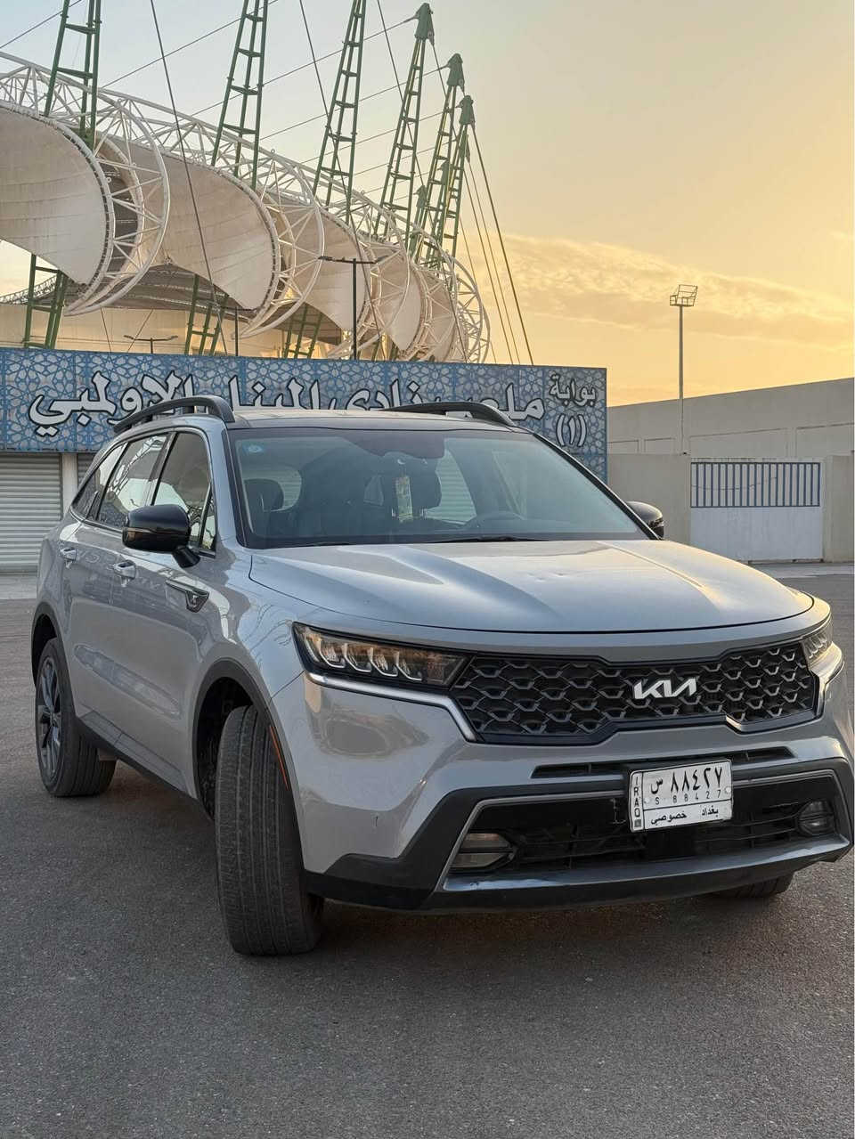 كيا سورنتو 2022 فئة X-Line Prestige وارد أمريكي ، وتأتي بمحرك 4 سلندر تيربو 2.5 لتر مع نظام دفع رباعي (AWD) قياسي، ومواصفات فل كامل تشمل فتحة بانورامية، شاشة كبيرة، كاميرات ، رادارات ، كشنات جلدية (تدفئة وتبريد)، تشغيل بصمة عن بعد، ومساعدات قيادة متقدمة (رادار، قيادة ذاتية)، بالإضافة إلى صندوق كهربائي وشحن لاسلكي، وتتوفر بسبعة مقاعد vip
ناقل الحركة: أوتوماتيكي 8 ، نظام الرجوع للمسار، توقف ذاتي ،  مثبت سرعة ذكي، حساسات خلفية.
الميزات الإضافية: فتحة سقف بانورامية، باب صندوق خلفي 
كهربائي، تكييف منفصل أمامي وخلفي.  رقم السيارة بغداد حادث السيارة بنيد ومدكر فقط وصاحب السيارة بالبصرة لمسافه لمقطوعه 85 كيلو
العنوان بصرة النواب الضباط 
الرقم *********** 
السعر 240$ البصرة, العراق
