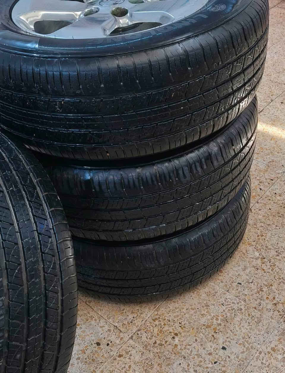 تخم ويل 18 جيب شيروكي بلادي اصلي نظيف جدا مكفول من فطر او كسر  + تخم تاير 2 نظيف جدا و 2 نص عمر 

السعر 450 الف 

واتساب ***********
