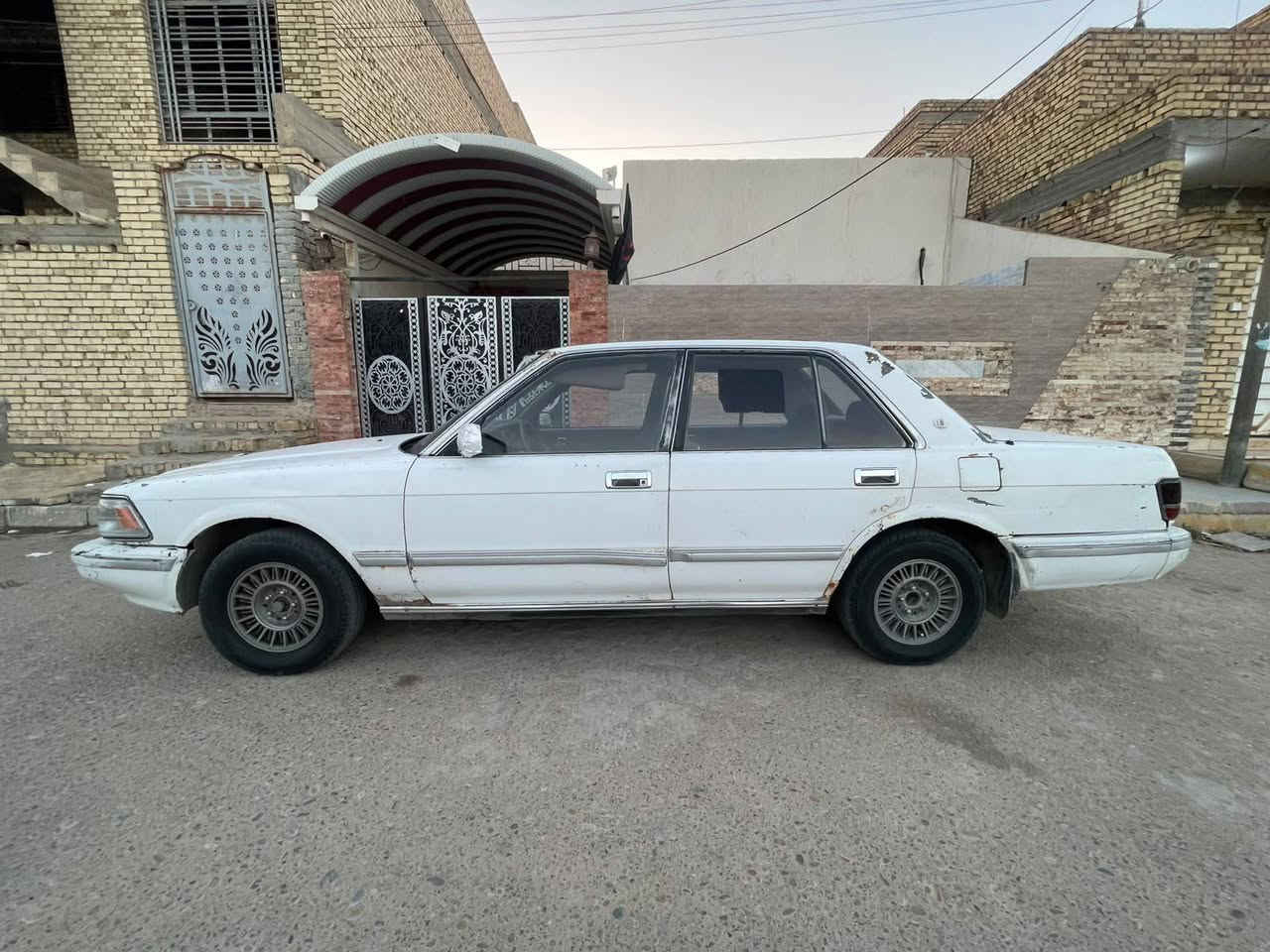 السلام عليكم
سيدان موديل 90 ايسر بلاد كير ومكينه بطه 
جام شغال كهربائيات كلها شغاله تبريد شغال 
حداديه 100/50
رقم بغداد سنويه 27
البيع شرط التحويل 
السعر 36 وبيها مجال
موبايل /***********
