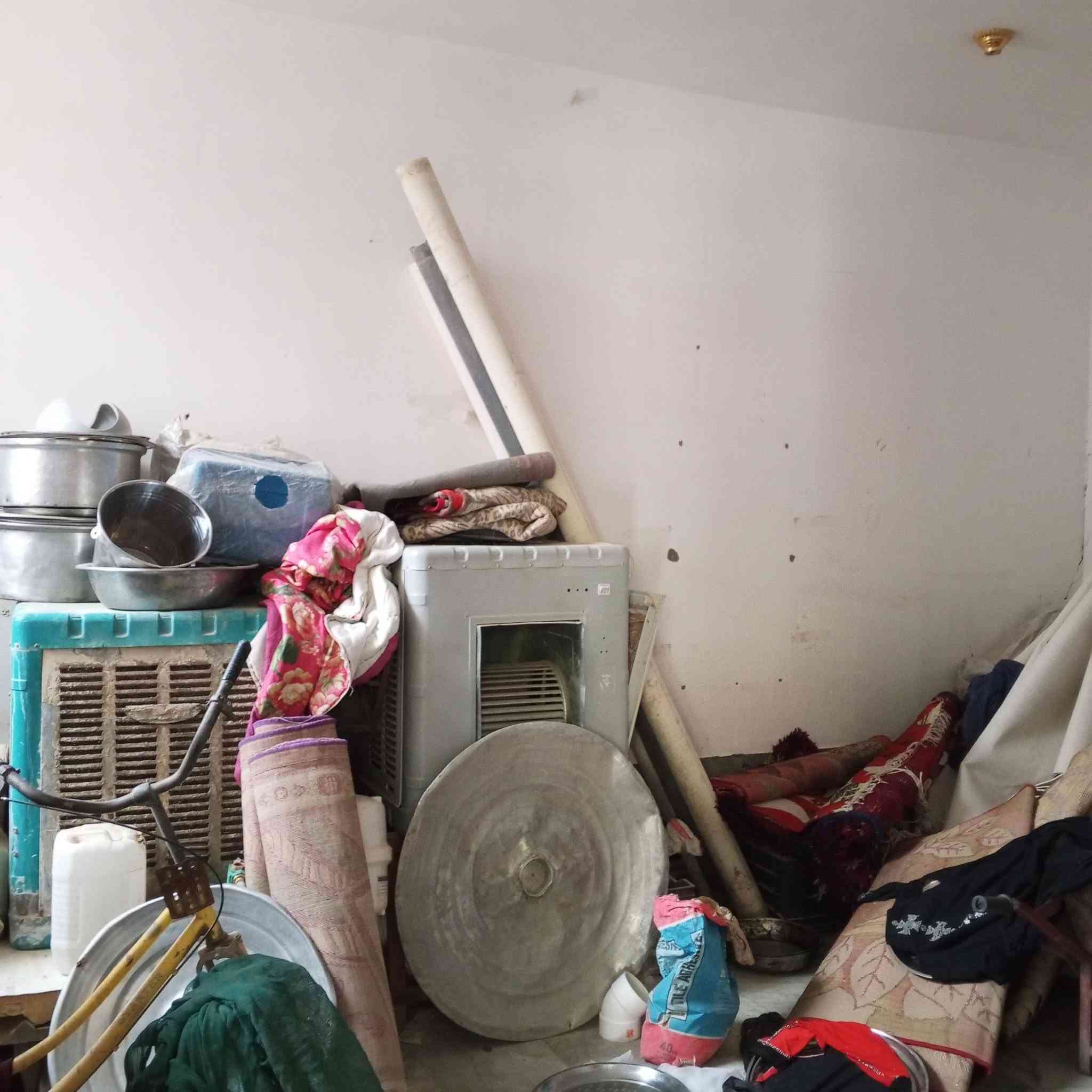 بيت في حي العباس بجوار مدرسه الصينيه مساحه 160م للستفسار الاتصال ع هذا الرقم ***********
