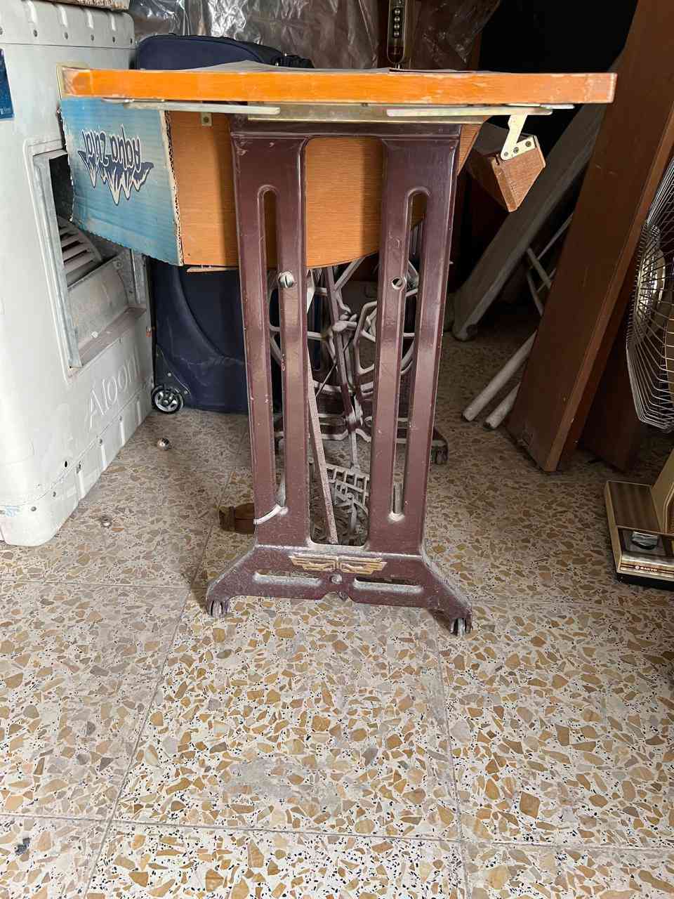 السلام عليكم
مكينة ام الفراشة صيني ام الصندوق مخزن
مع الماطور الكهربائي 
تشتغل نوعين الاول قايش بلقدمين
والثاني او كهربائي ماطور 
نظيفة جداً جداً استعمال بيت قليل
موقعها بغداد المنصور 
الشراي فقط يتواصل ***********
