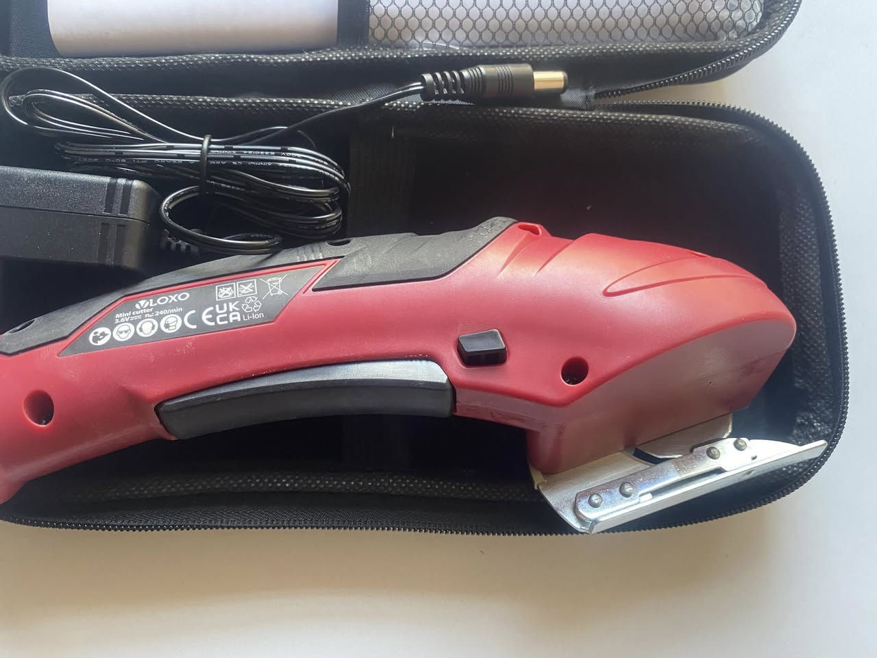مقص كهربائي لاسلكي (Electric Cordless Scissors) من ماركة VLOXO، وهو أداة عملية جداً للأعمال اليدوية والمنزلية.

السعر 25 الف


**إذا كنت صاحب هذا الإعلان وتريد حذفه لأي سبب، رجاءا أرسل رسالة إلى الدعم الفني**