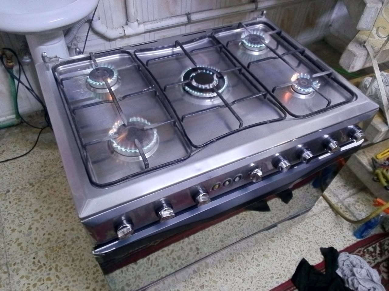 سلام عليكم طباخ مصري نيوفيرسل ٥ عيون كله يشتغل عل فحص نقص الجامه الفوك العيون والكهرباء هم مشتغل الفرن كله شغال فوك وجوه ابيع هذه الموجود ١٣٥ مكاني الكريعات للاتصال ***********
