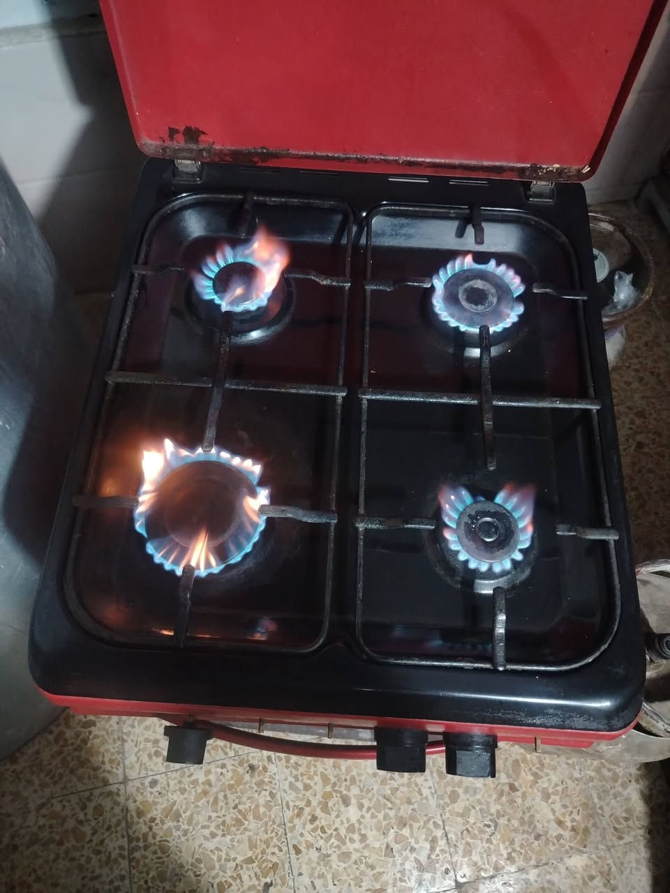 سلام عليكم للبيع طباخ السعر 40الف بيها مجال شرط الشغال و مجمده للبيع شغاله حجم صغير السعر 100الف بيها مجال و بوفيه نضيفه متر ونص السعر 100 الف بيها مجال اتصل على هاذا الرقم ***********
