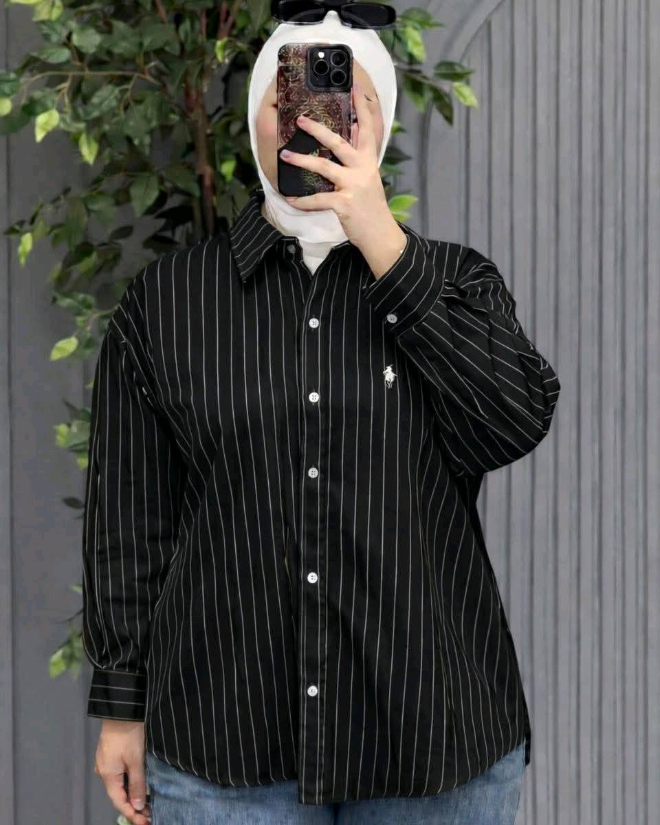 مجموعة أنيقة من القمصان المخططة للنساء، مصنوعة من قماش مريح ومتوفر بعدة ألوان مثل الأحمر، الأزرق، الأسود، الأبيض، والوردي. ممتازة للمناسبات الكاجوال أو للارتداء اليومي. متوفرة بعدة مقاسات لتناسب جميع الأذواق.