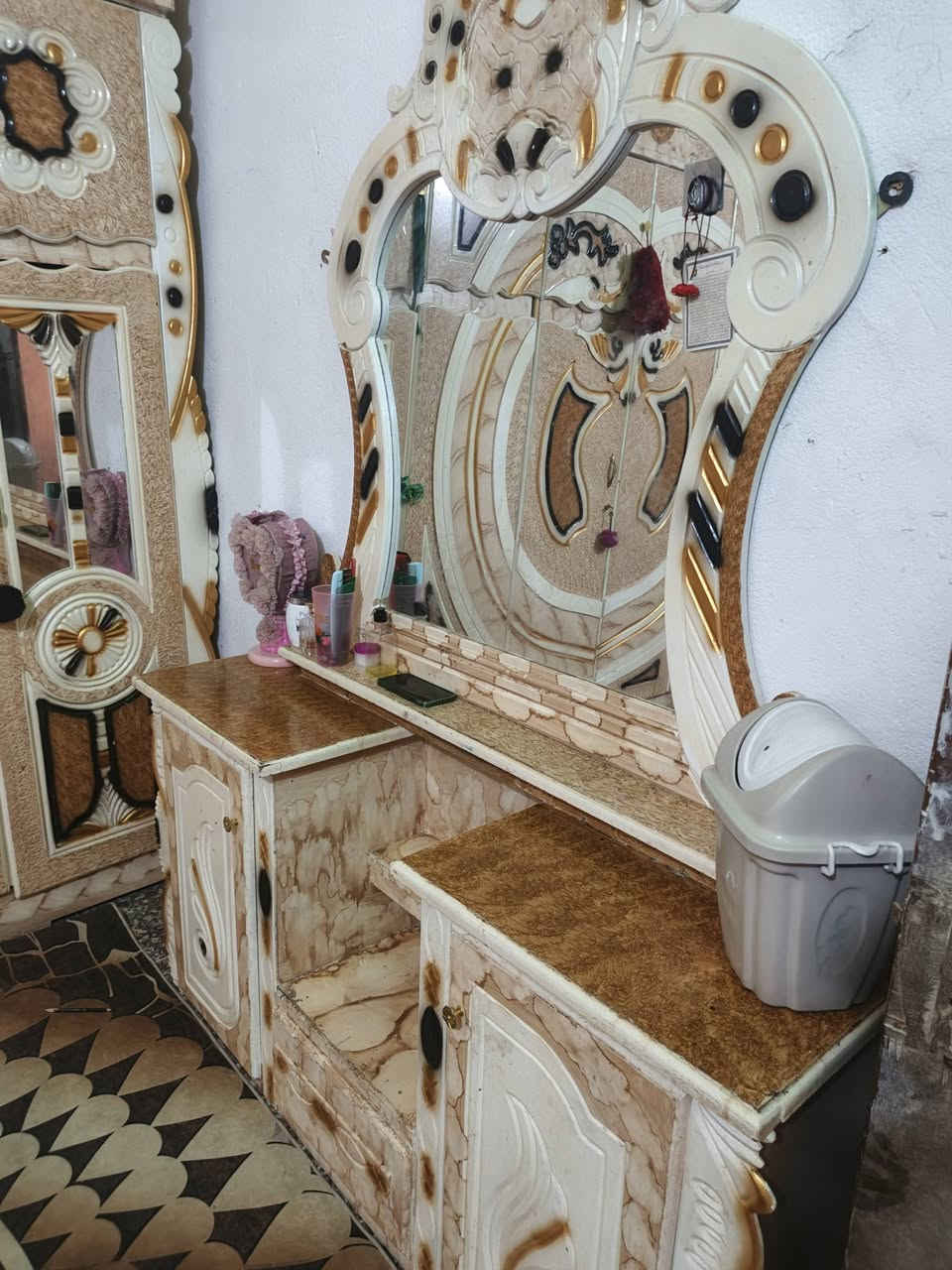 سلام عليكم غرفه اخشاب نجاره عراقيه طابقين نضيفه كلش وكامله سعر 800 وبيه مجال مكانه ناصريه اي استفسار خاص او واتساب متوفر ‏‪***********‬‏
