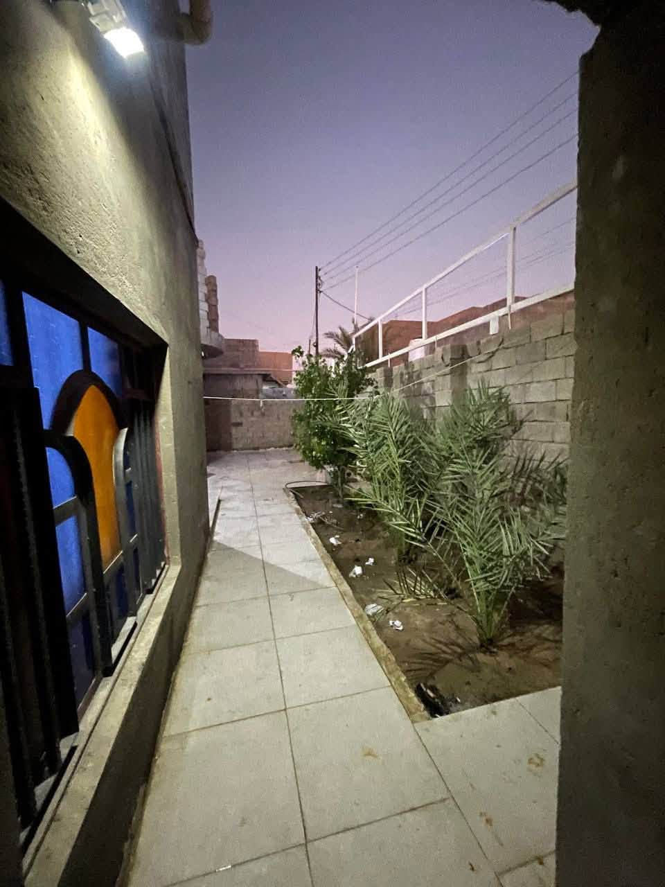 🏡 بيت سكن للبيع – فرصة مميزة في أبو الخصيب

📍 العنوان: البصرة – أبو الخصيب – العوجة
شارع أبو صلاح (شارع المدرسة)، ويبعد 50 متر فقط عن الشارع العام.

📐 المساحة: 270 متر
📄 نوع العقار: طابو زراعي (سهم 25)

🔹 مواصفات الطابق الأول:

✅ غرفتا نوم (4×6 م)
✅ صالة كبيرة بطول 13 م
✅ مطبخ (4×4 م)
✅ ديوان (6×4 م)
✅ صحيات داخلية وخارجية
✅ كراج سيارة مع حديقة

🔹 مواصفات الطابق الثاني:

✅ غرفتا نوم (4×6 م)

🏗️ سنة البناء: 2020
🧱 البناء بلوك وشغل مرتب.
🌿 المنطقة هادئة ومتوفر فيها جميع الخدمات (ماء، كهرباء، وغيرها).

💰 السعر: 110 مليون دينار عراقي قابل للتفاوض.

📞 للاستفسار:
يوسف الغانم
***********
