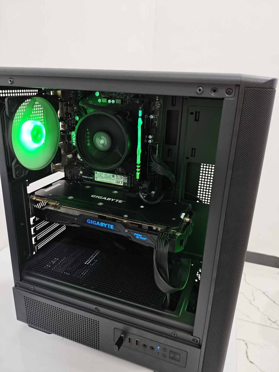 تجميعه كل القطع جديده عدا الكرت مستعمل كراتين موجوده
r5 5500
b450 msi pro
m.2 512 gb
ram ddr4 8gb hyper x rgb
gtx 1070 gigabyte 8gb 
psu 600w deepcool 
case antic 4fan argb
السعر 550 الف 
***********
مكاني بغداد بغداد, العراق
