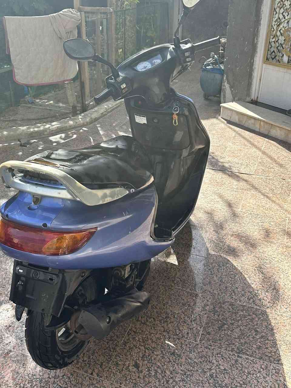 سلام عليكم دراجه فراشه للبيع مال حاويه بعده جديده كله شغل سلف  سرعه ١٤٠ السعر ٧٥٠ بيه مجال قليل كلش العنوان البصره الكزبره شارع المخازن 
الرقم *********** بي واتساب

