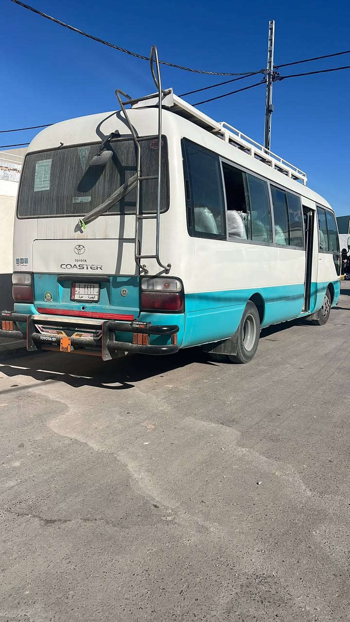 السلام عليكم كوستر لبيع ألفين وسبعه السياره حلوه وجاهزه للعمل مكينه وكير واكسن حلوات بيها صبغ قليل تايرات جدد السعر ٢١٠ وبيها مجال قليل المكان كربلاء الرقم *********** الرقم ***********
