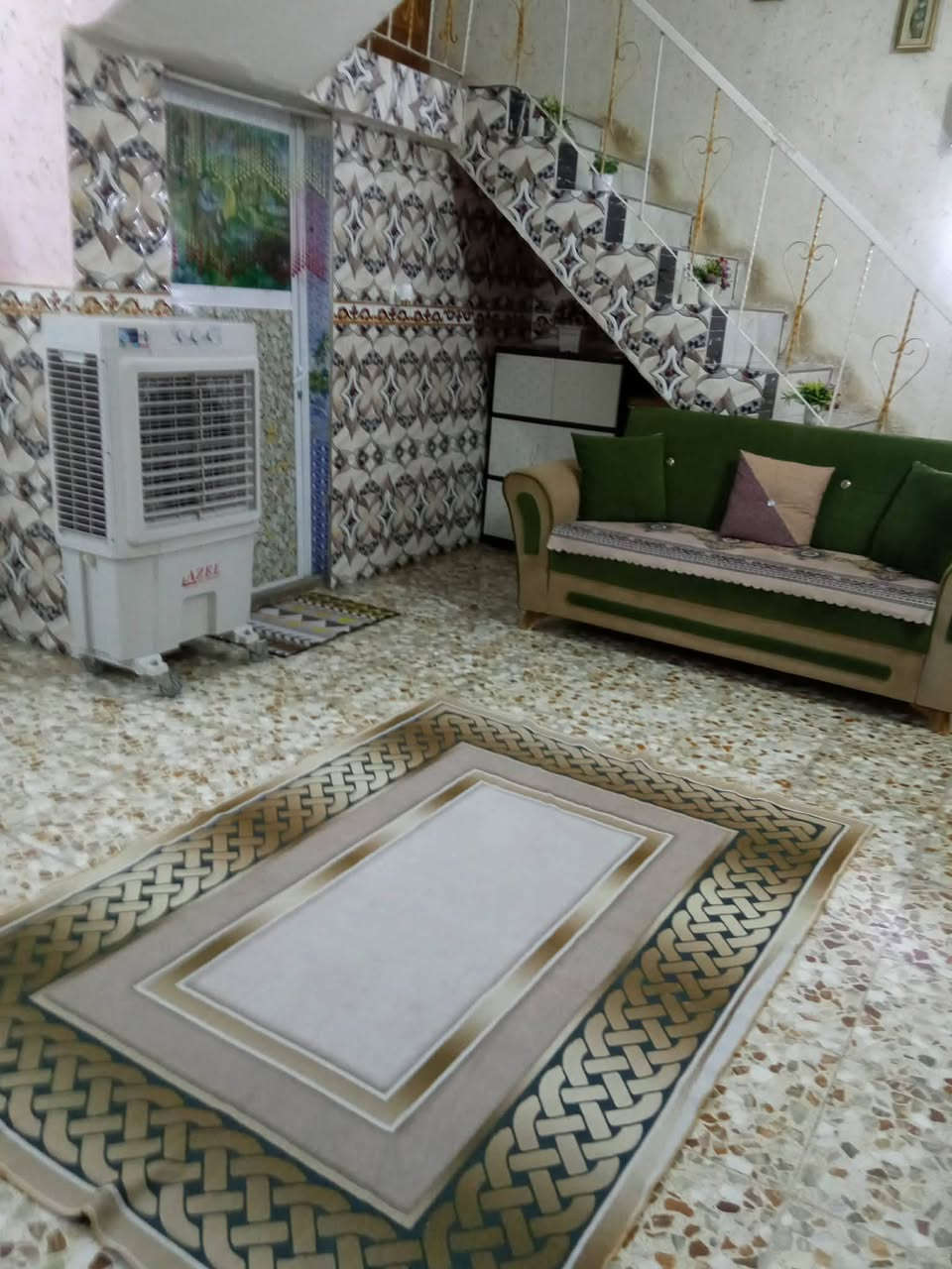 السلام عليكم بيت  في الثوره من جهة اليهوديه يم اسواق سيد كرار المساحه 140 متر 
غرفه نوم

استقبال

هول

مطبخ

حمام داخلي

صحيات خارجيه

السعر 35 وبي مجال

الرقم ***********
