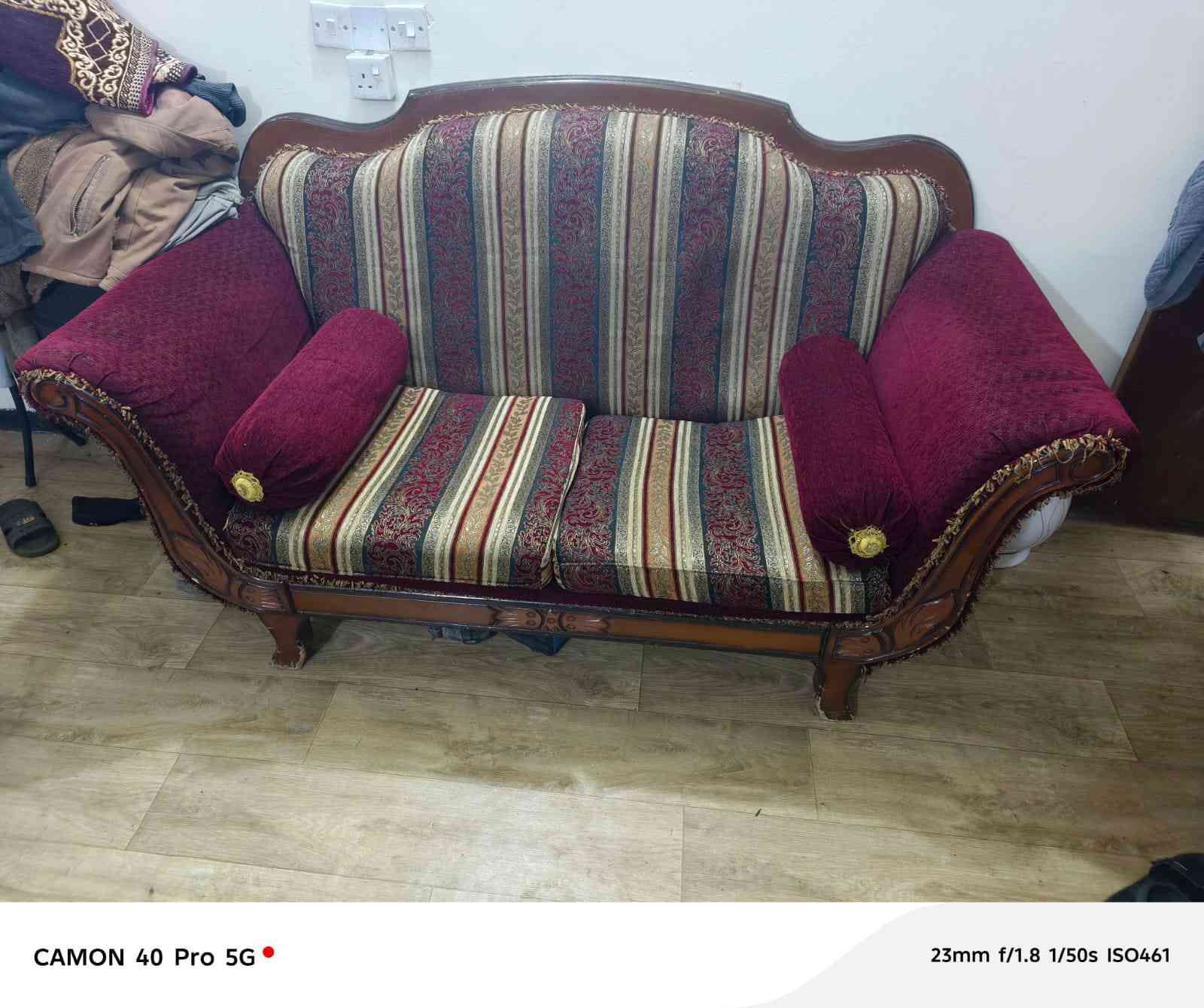 تخم للبيع قنفتين وكراسي ثنين
السعر المطلوب : ٤٠٠ وبي مجال
للتواصل : ***********
