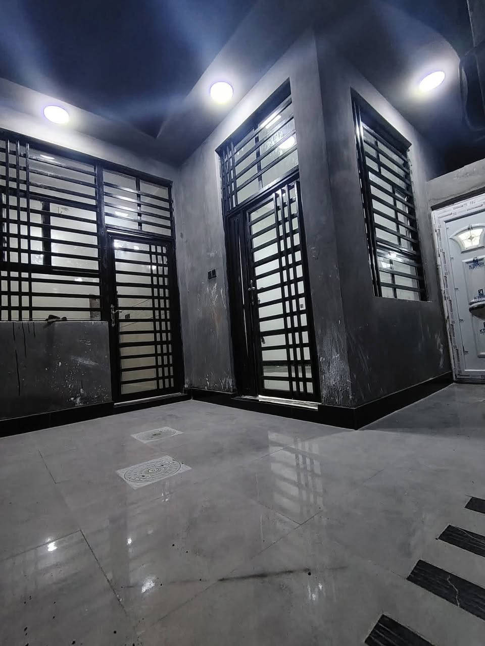 بيت للبيع مساحه 100متر طابو زراعي جديد مامسكون صب جوه وفوك قريب للشارع عباسيه كوفه كافة الخدمات يحتوي على غرفه صاله مطبخ إستقبال تخاريج السعر45بيه مجال بصيط البيت متعوب عليه *********** اتصل وبيه مجال
