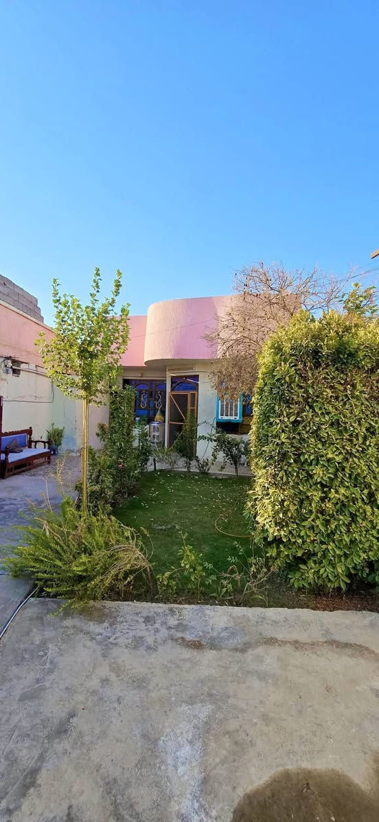 سلام عليكم بيت البيع مساحه ٣٠٠ متر قرب المدرسه ابن العربي قاط واحد غرف عدد ٢ واستقبال ومطبخ وحولي وترك وصحيات داخليه وخارجيه وحديقه وكراج من ضمن الطابو منطقة الانتصار مقابل مستشفى حماد شهاب سعر ٨٠مليون الاستفسار اتصل ***********
