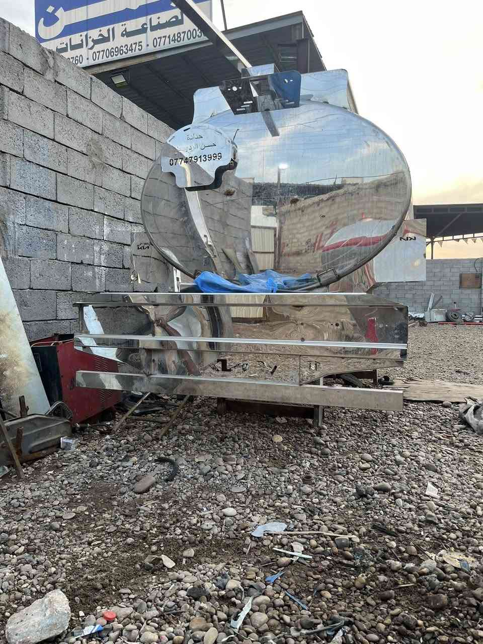 السلام عليكم 
للبيع تانكي عمل جديد غير مستخدم 
سنلس ستيل 304 غذائي 
مال كيا فحل 
4 الاف لتر 
اشدة كامل على السيارة 
للاستفسار الاتصال 
***********
***********
