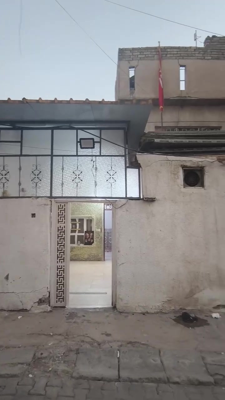 عروض حازم العمشاني للعقار للبيع نص قطعه اماميه مربع مسلح بناء نضيف
طابق ونص يتكون من ستقبال ومطبخ وصاله وغرفتين نوم وحمام وتواليت وبيتونه وصطح شتايكر سعر 115وبي مجال رقم *********** مكان مدينة الصدر قطاع 38 موقع على المدرسه 
مراجعت مكتب حازم العمشاني للعقار
