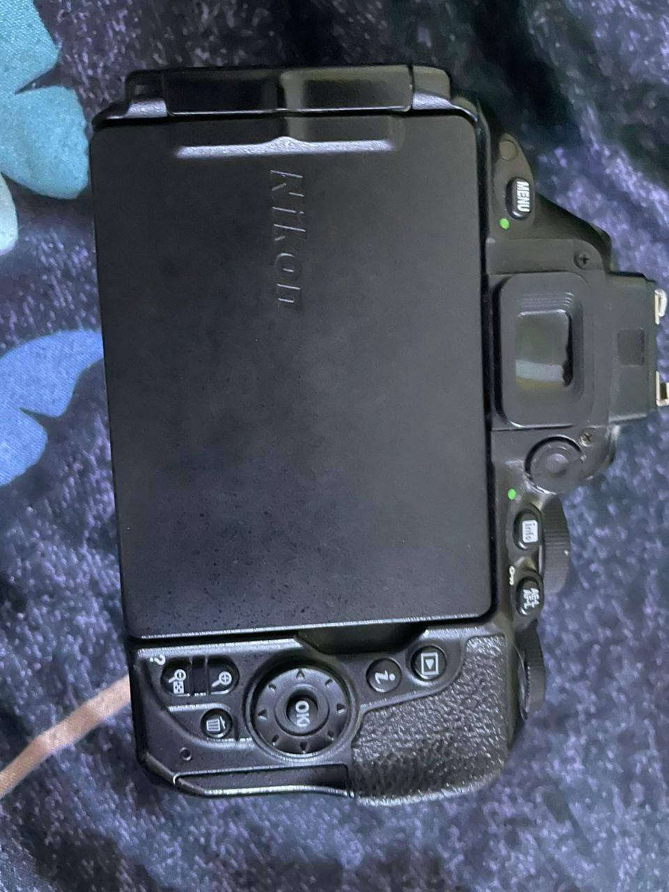 للبيع: كاميرا Nikon D5500 مع عدسة 18-140mm VR
​أهم مواصفات الكاميرا (Nikon D5500):
​دقة التصوير: 24.2 ميجابكسل (تعطيك صوراً واضحة جداً وتفاصيل دقيقة حتى عند التكبير).
​الشاشة: شاشة 3.2 بوصة بالكامل لمس (Touch) ومتحركة بجميع الاتجاهات (تفيد جداً في تصوير السيلفي والفلوقات).
​الاتصال: تحتوي على Wi-Fi مدمج (تسمح لك بنقل الصور فوراً للموبايل والتحكم بالكاميرا عن بعد).
​تصوير الفيديو: دقة Full HD بسرعة تصل إلى 60 إطار في الثانية (حركة الفيديو تكون ناعمة واحترافية).
​الفوكس (Focus): نظام فوكس سريع بـ 39 نقطة تركيز، ممتاز لتصوير الأجسام المتحركة.
​الوزن: تصميم "مونوكوك" خفيف جداً، مريحة للحمل في السفر والطلعات الطويلة.
​مواصفات العدسة الشاملة (18-140mm VR):
​المدى: عدسة شاملة (All-in-one) تعطيك زاوية عريضة للمناظر الطبيعية وزوم قوي للصور الشخصية (Portrait) وتقريب الأشياء البعيدة.
​مانع الاهتزاز (VR): نظام تقليل الاهتزاز يساعدك على التقاط صور حادة حتى لو كانت يدك ترجف قليلاً أو في الإضاءة الضعيفة.
​جودة الزجاج: تحتوي على عناصر زجاجية (ED) لمنع تشوه الألوان وضمان أعلى نقاء للصورة.
​نقاط قوة تذكرها في إعلانك (حسب صورك):
​عدسة مطورة: اذكر أنها ليست العدسة التقليدية (18-55)، بل العدسة الأغلى والأقوى (18-140).
​نظافة الحساس: إذا كان الحساس نظيفاً، اذكر ذلك.
​الملحقات: اذكر إذا كان معها (الحقيبة، الشاحن الأصلي، البطارية، الذاكرة).
سعر 550 الف وبيها مجال مكاني بغداد واكو توصيل
للتواصل *********** واكو واتساب
