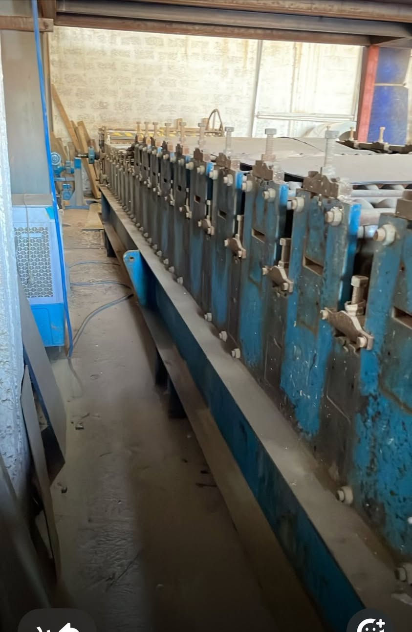 السلام عليكم 
مكينة تضليع كربي 
تتكون من 2 طابق  طابق لتضليع الضلع المدور وطابق لتضليع الكربي  العتيادي المتعارف 
ماكة كلش ضخمه وزنها  17 طن 
موجوده في النجف - حي الحرفين 
شركة العربي - سيد قاسم 
***********
