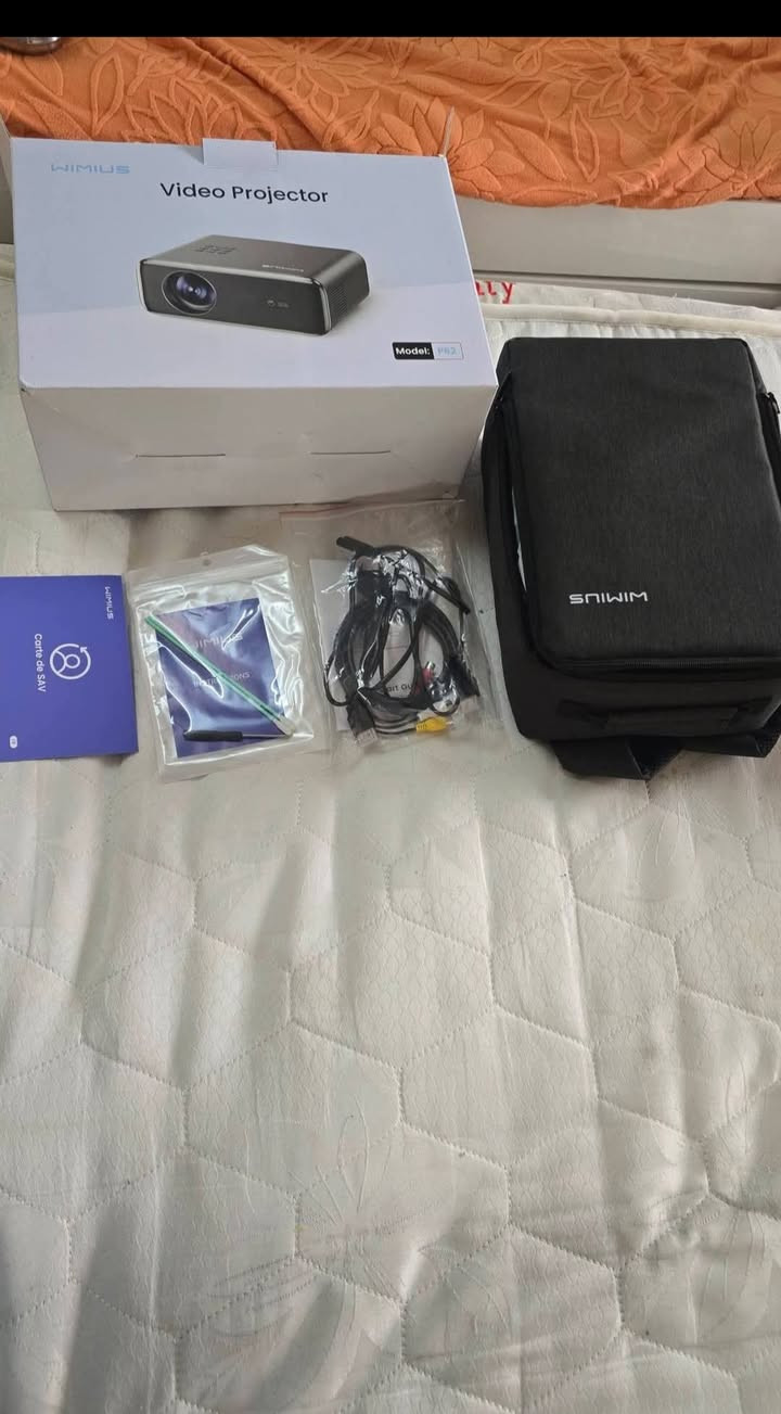 الدقة (Resolution): أصلية
(Full HD)، مع دعم تشغيل ملفات 
.
السطوع: أداء عالٍ مناسب للقاعات الكبيرة والمنزل.
الاتصال اللاسلكي: يدعم تقنية 
 فائقة السرعة، و
 لتوصيل السماعات الخارجية.
الذكاء والضبط: يتميز بخاصية التركيز التلقائي (Autofocus) وتصحيح الانحراف التلقائي (Auto Keystone) لضبط الصورة فورًا.
المدخلات والمنافذ: يحتوي على منفذين HDMI، ومنفذين USB، ومنفذ AV، ومخرج صوت.
حجم العرض: يمكنه عرض صور كبيرة الحجم تصل إلى 6 أمتار.
الصوت: نظام صوتي واضح ومحيطي.
نظام التشغيل: يدعم الاتصال المباشر بنظام 
 و
، وتي في ستيك (TV Stick).
عمر العدسة: عمر طويل لمصدر ضوء الـ LED (أكثر من 25000 ساعة).
التصغير والتكبير: إمكانية التحكم بحجم الصورة (Zoom) بنسبة تصل إلى 
 عبر الريموت. 
يأتي الجهاز غالبًا مع حقيبة أنيقة لسهولة التنقل، وهو مناسب جداً للاستخدام المنزلي، الكوفي شوب، وعروض العمل.    
السعر100   مكاني بغداد الامين الثانية


**إذا كنت صاحب هذا الإعلان وتريد حذفه لأي سبب، رجاءا أرسل رسالة إلى الدعم الفني**