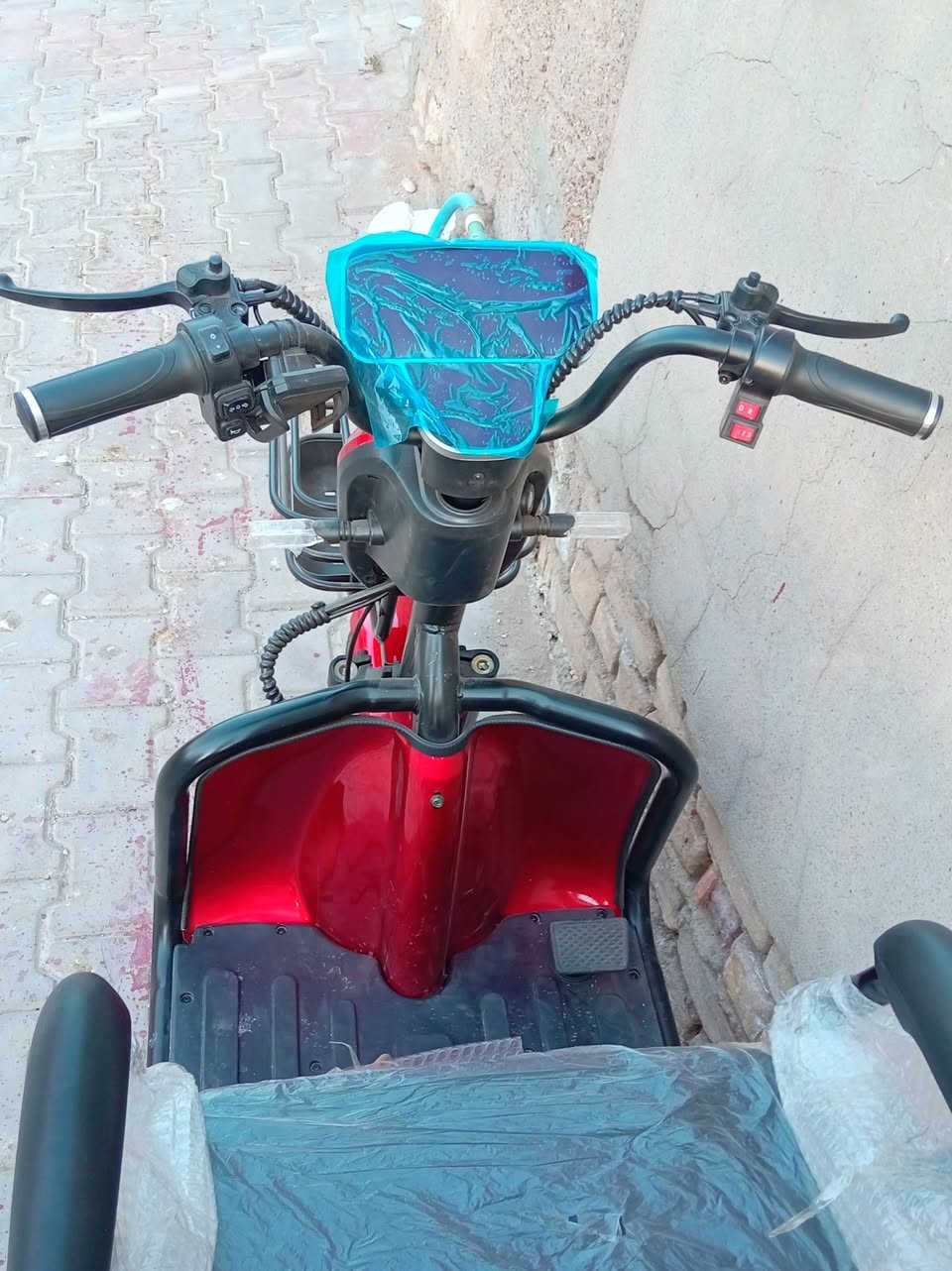السلام عليكم #دراجه شحن للبيع بعدها كسر فلينه استخدام 3 ايام 5بطاريات بيها جنطه وتصير بدي +مقعدين دبل سويج دبل بصمه تحكم عن بعد +3سرعات صارخه سرقه سايد بريك 
مكاني زين القوس شارع ابو الفضل 
***********
