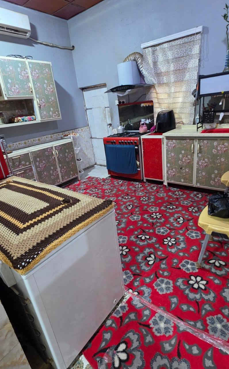 اسعد الله اوقاتكم احبتي 

توفر دارين سكن كونكريت مسلح 

كل بيت يحتوي على غرفيتن وصاله كبيره ومجمع صحي وديوانيه 

مساحه الكليه 280متر 

طابو صرف زراعي باسم عراقي 

سعر الكلي90 مليون وقابل للتفاوض

العنوان البصرة ابي الخصيب العوجه شارع المقيمين قرب المدرسه العراقيه 

للاستفسار /***********📞
