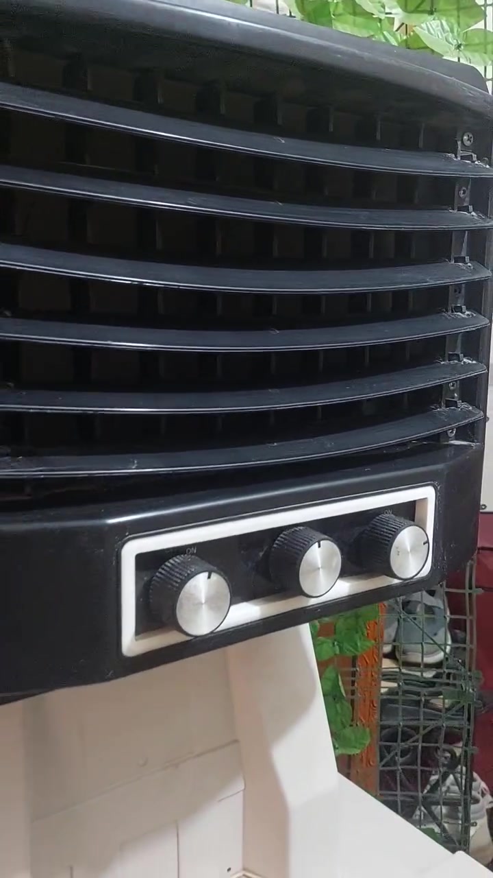 كونفيرة سعودية من ماركة Air Cooler
مبردة صحراوية متحركة تعتمد على نظام التبخر. تعمل عبر سحب الماء وتدويره بنظام "الشلال" لتبريد الهواء قبل دفعه. 
#اخت_جديدة فحص وضمان مشتغلة ١٥ يوم سبب البيع حجمها كبير وبيتي صغير ماخذتها ب٣٠٠ اريدها ب٢٥٠
تحتاج مكان واسع لان حجمها كبير


**إذا كنت صاحب هذا الإعلان وتريد حذفه لأي سبب، رجاءا أرسل رسالة إلى الدعم الفني**