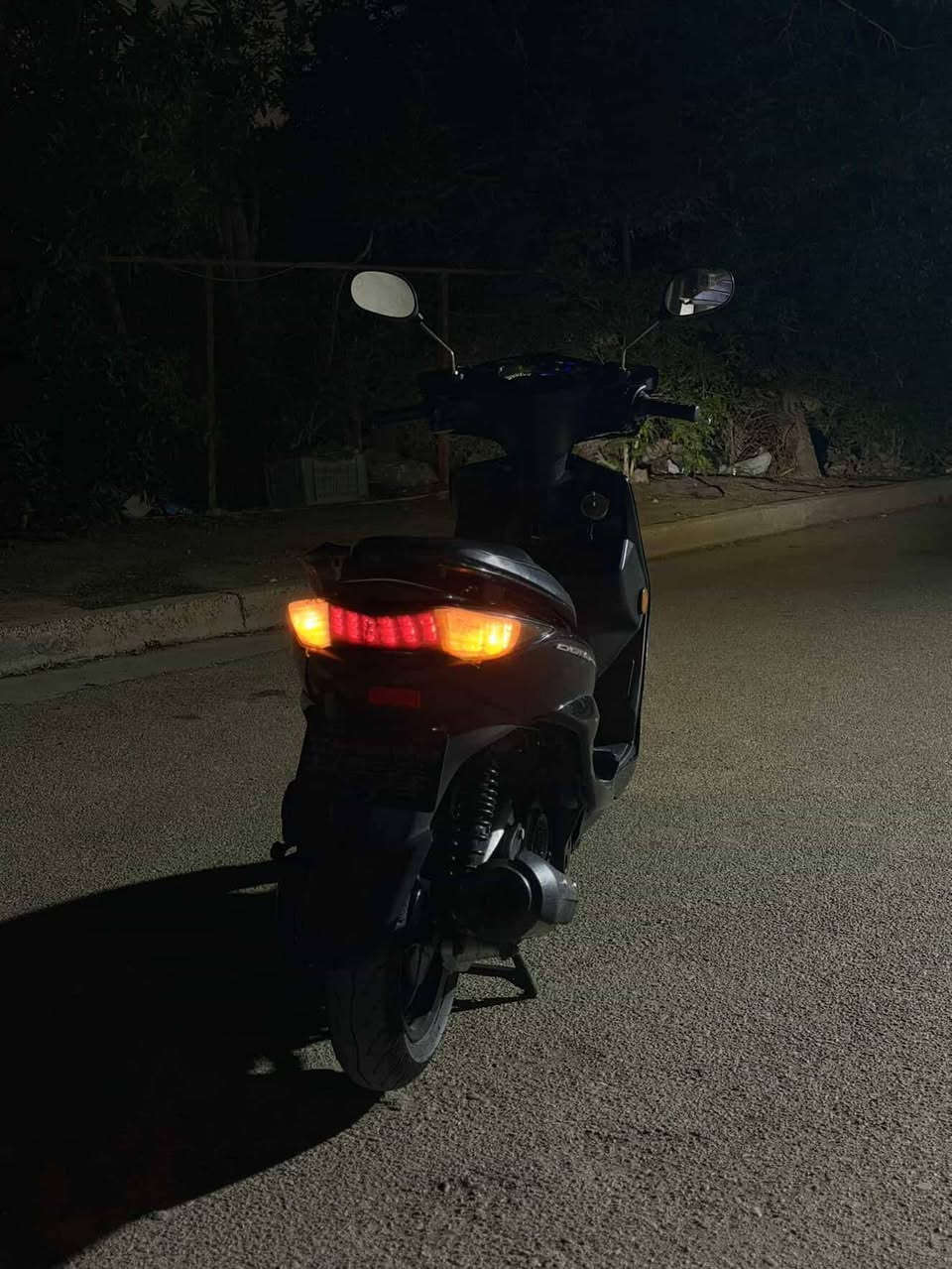 السلام عليكم شباب 🥰
السلام عليكم شباب 🥰
للبيع او مراوس بشي نضيف / سكنس لد 🔥
دراجه حلوه ونظيفه جداً واستعماله خفيف، ما بيه أي مشكلة ميكانيكية وجاهز للاستخدام مباشرة. الدراجة مرتبة ومحافظ عليها، والمحرك يعمل بسلاسة وقوته ممتازة بالمشي.
الكهربائيات كلها شغالة (الأمامي، الخلفي، الإشارات)، والسلف يشتغل بدون أي تعب. الدراجه اقتصاديه بالبنزين ومناسبه جداً للمشاوير اليومية داخل المدينة.
الشكل الخارجي نظيف مثل ما واضح بالصور، دراجة مريحة بالقيادة وخفيفة بالحركة.
المميزات:
قبغ بانزين نفخ 
استعمال خفيف
جاهزه للاستخدام فوراً
السعر: (٦٥٠ وبيهه مجال) 
الموقع: (بغداد .الأمين الثانيه)  
للأستفسار: خاص او ( ***********) + متوفر واتساب وماسنجر
