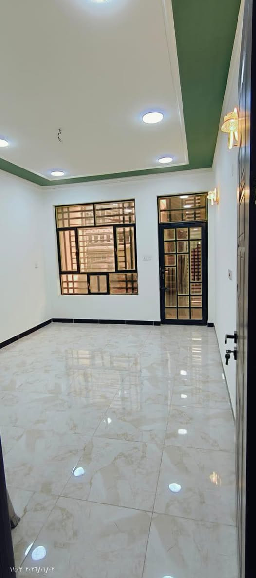 مكتب الزبيدي للعقار🏠🏠
للبيع بيت زيرو في حي القاهرة قرب جسر البنوك مساحة ٨٠ متر✅
فوووول درجة اولى💯
يحتوي الطابق الأرضي على: 
طرمة + صالة + مطبخ كبير + خدمات + غرفة نوم 
والطابق الثاني يحتوي على : 
٣ غرف نوم + خدمات 
والثالث يحتوي على بيتونة + سطحين 
اقل شغلة بالبيت ضمان 10 سنوات 
مواصفات البناء 🔊🔊💯
١_واجهة مرمر ٢_ ارضية اسباني ٣_ جدران لوح درجة اولى 
٤_ منظومة كاميرات ٥_ منظومة انترنت ٦_شافطات ٧_ سخان ٨_المنور مسقف ٩_تاسيس غسالة دفن ١٠_ديكورات كل الغرف 
١١_ براكيتات انارة درجة اولى لكل الغرف ١٢_سبالت دفن 
📍عنوان المكتب حي القاهرة بظهر تانكي المي مقابل جامع المثنى
للاتصال : 
***********📞
