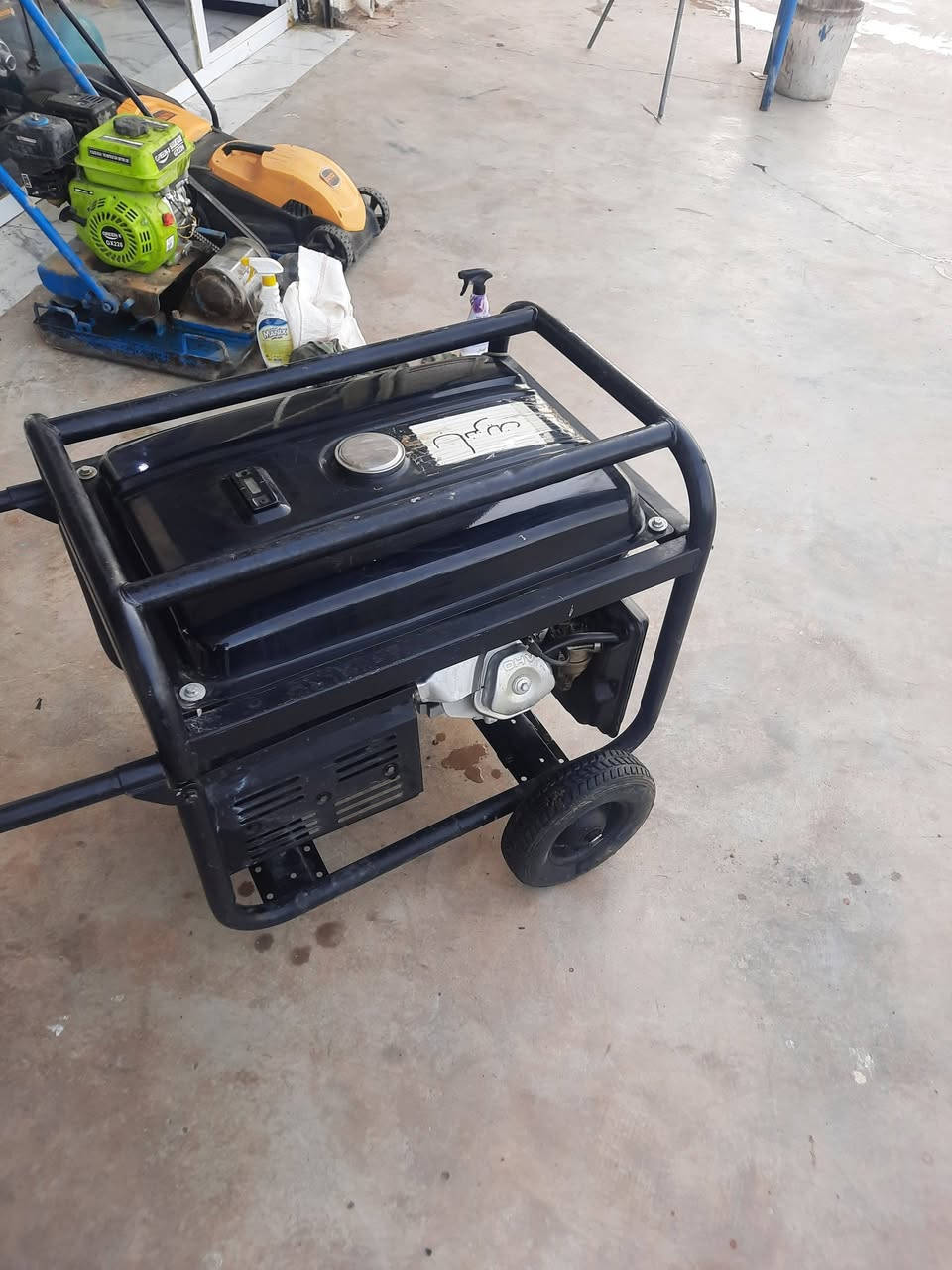 السلام عليكم مولد استرا 5kv كاتم للبيع مولد نضيف مال بيت يشتغل سلف وهندر العنون قرب   مجمع بسمايه السعر ٤٥٠ وبي مجال  مولد مال محلات مال بيوت  الرقم ***********
