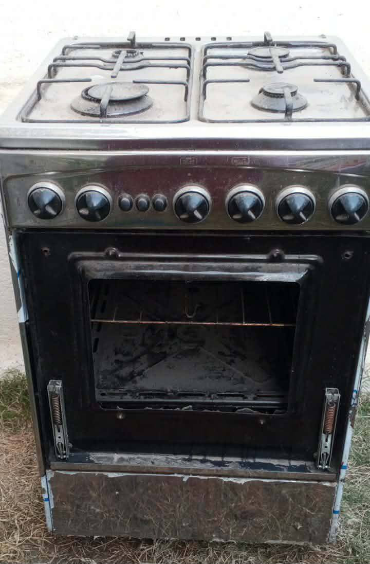 ثلاجة بعده جديد تبريد ثلج فول سعر 100
باب جديد سعر 50
سنك 15 طباخ نظيف فقط جامه فرن مكسوره سعر 30 
استفسار ***********
