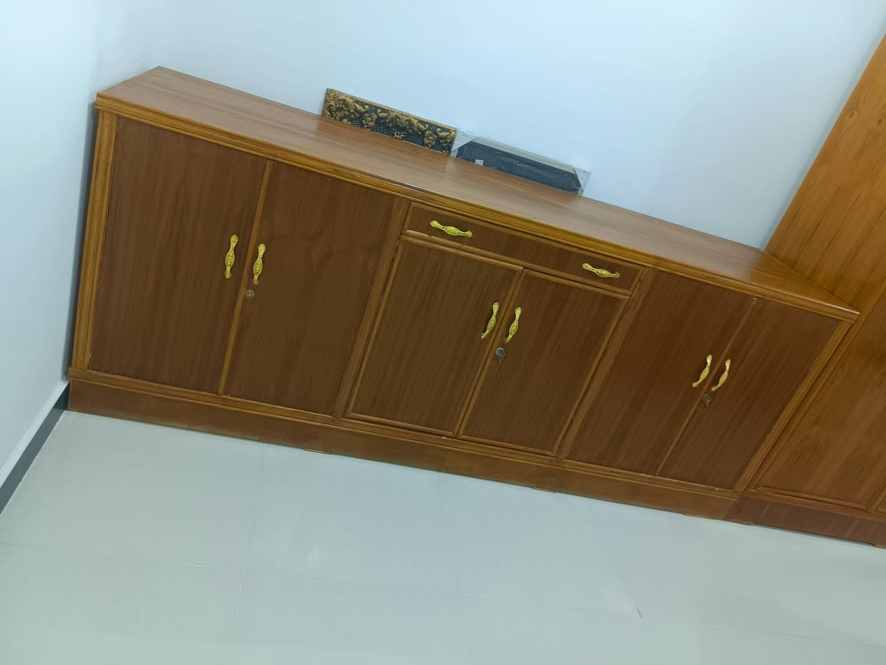 سلام عليكم اخوان بوفيه تزكام اصليه 3 امتار سعرها 250 وبيها مجال للشراي وجربايه تزكام بيها نقص مرايه صغيره بس سعرها 125 وبيها مجال العنوان كوت الكوت الجديده  ***********
