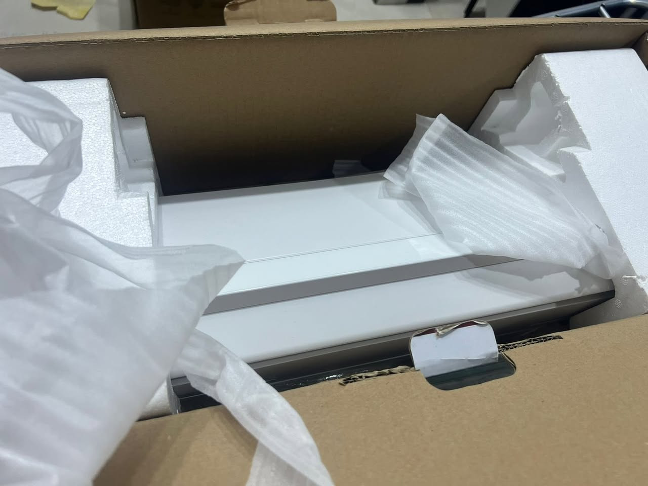 السلام عليكم
1) مكبس حراري أمريكي

مكبس حراري أمريكي بحالة ممتازة جميع الأغراض أصلية وتعمل بكفاءة عالية مناسب لأعمال الطباعة الحرارية على التيشيرتات والأكواب وغيرها

2) جهاز كاتر Cameo 4

جهاز قص احترافي Cameo 4 بحالة شبه جديدة، استخدام قليل جداً الجهاز نظيف ويعمل بدون مشاكل، جميع ملحقاته موجودة عدا الحصيرة (Mat).
مناسب لأعمال القص والستيكر والتصميم.

 

3) طابعة Epson L805

طابعة Epson L805 أصلية بحالة جيدة وتعمل بشكل ممتاز، مناسبة لطباعة الصور والستيكر والاعمال المكتبية.

 
عنواني بغداد- حي الجامعة

***********
