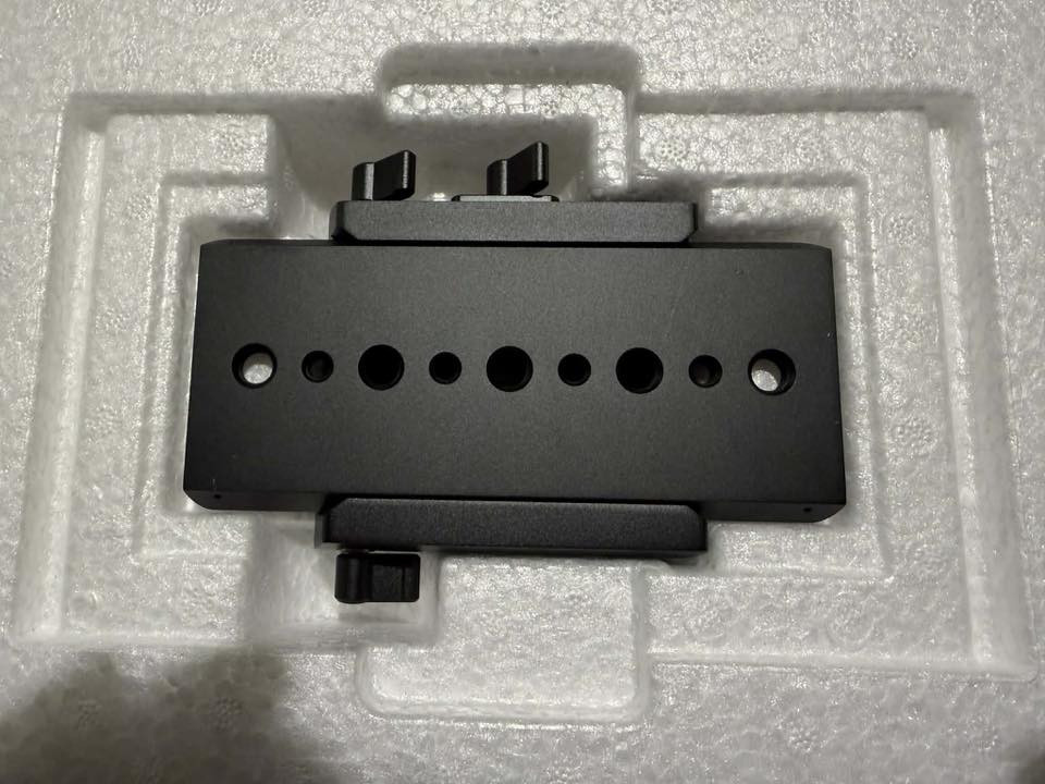 ‎ Blackmagic Studio Camera 4K Plus G2،  للبيع كاميرا احترافية مصممة خصيصاً للإنتاج الحي المباشر والبث التلفزيوني. تتميز هذه النسخة المحدثة بإضافة مدخل ومخرج 12G-SDI لتعزيز التوافق مع موزعات (switchers) البث الاحترافية. 

Streaming Valley
 +3

‎أبرز المواصفات والمميزات:
* جودة الصورة: مزودة بمستشعر 4K سينمائي يدعم دقة تصل إلى 
* 
* 3840�×�2160���� بمعدل إطارات يصل إلى 60 إطاراً في الثانية.
* الأداء في الإضاءة المنخفضة: تمتلك نطاق ISO يصل إلى 25,600 مع ميزة Dual Native ISO (400 و 3200) لتقديم صور صافية حتى في ظروف الإضاءة الضعيفة.
* الشاشة والتحكم: شاشة تعمل باللمس بحجم 7 بوصات وسطوع 600 شمعة (nits)، تسهل عملية التأطير والتحكم في الإعدادات.
* التوصيلات: تتضمن مخارج HDMI 2.0 و 12G-SDI، بالإضافة إلى منفذي USB-C للتسجيل المباشر على أقراص خارجية بتنسيق Blackmagic RAW.
* دعم العدسات: تعتمد على قاعدة عدسات MFT(Micro Four Thirds) النشطة، مما يسمح باستخدام مجموعة واسعة من العدسات الفوتوغرافية والتحكم بها إلكترونياً.
* ميزات إضافية: نظام Talkback للتواصل مع المخرج، إضاءة Tally للتنبيه عند البث المباشر، وميكروفونات ستيريو مدمجة مقاومة للصدمات
الكاميرا جديدة غير مستخدمه فقط لغرض الفحص 
***********
